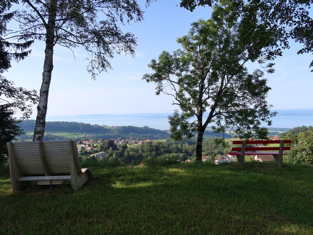 Sitzbänke mit Blick auf Heiden