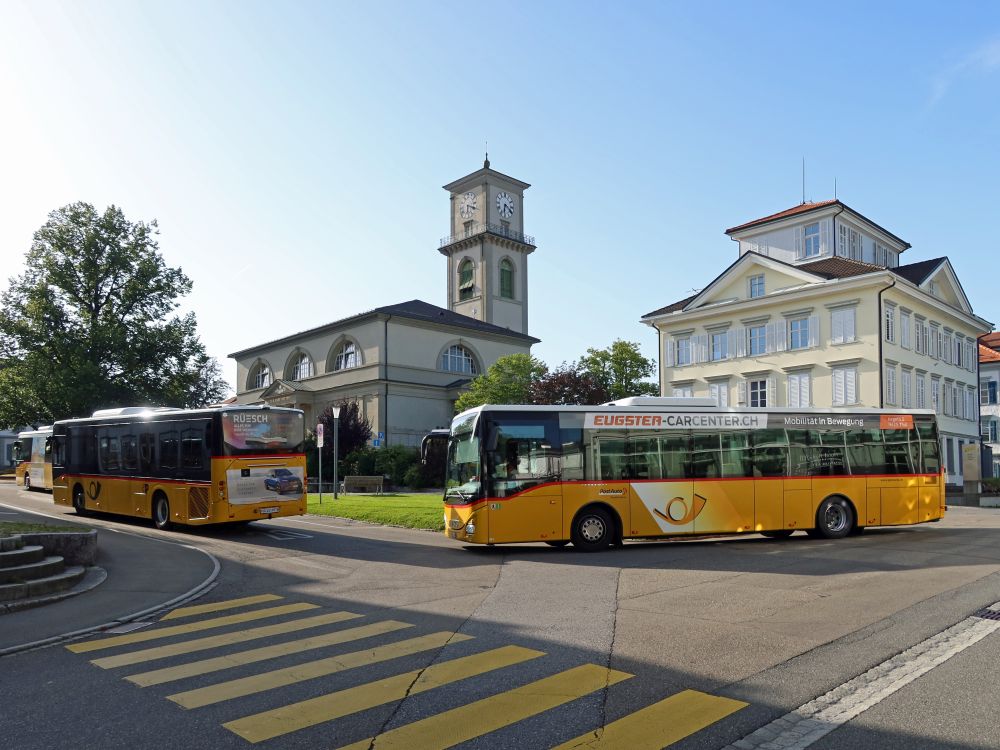 Postbusse am Kirchplatz