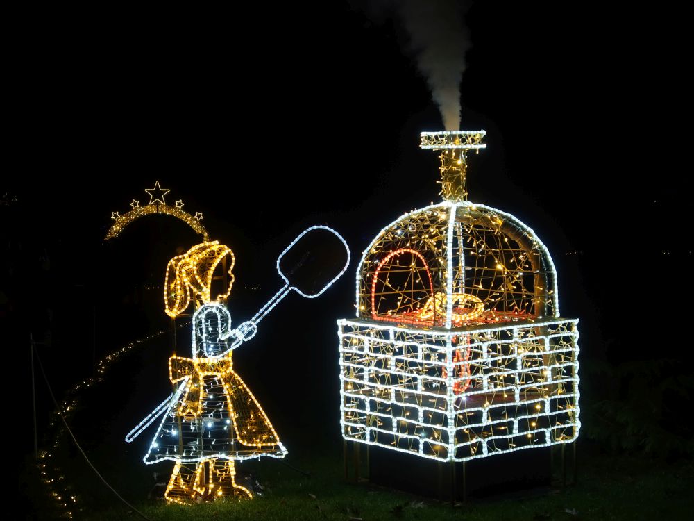 Mädchen am Backofen