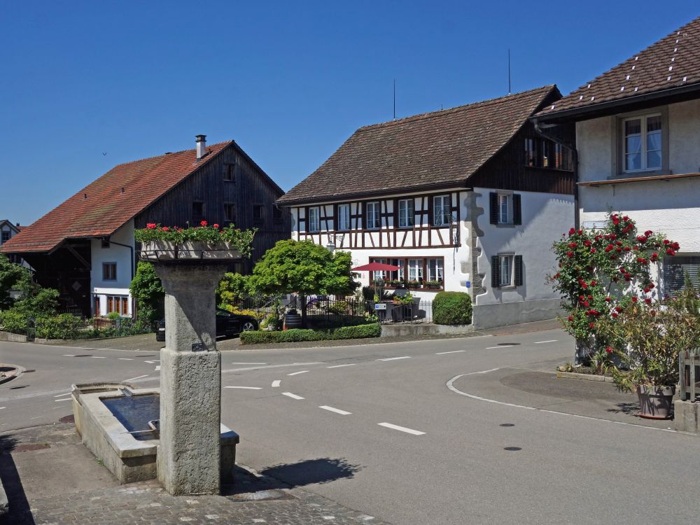 Dorfbrunnen und Fachwerkhaus