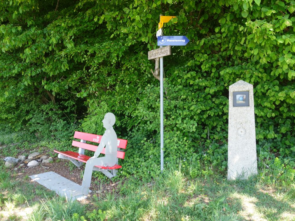 Sitzbank und Skulptur Planetenweg