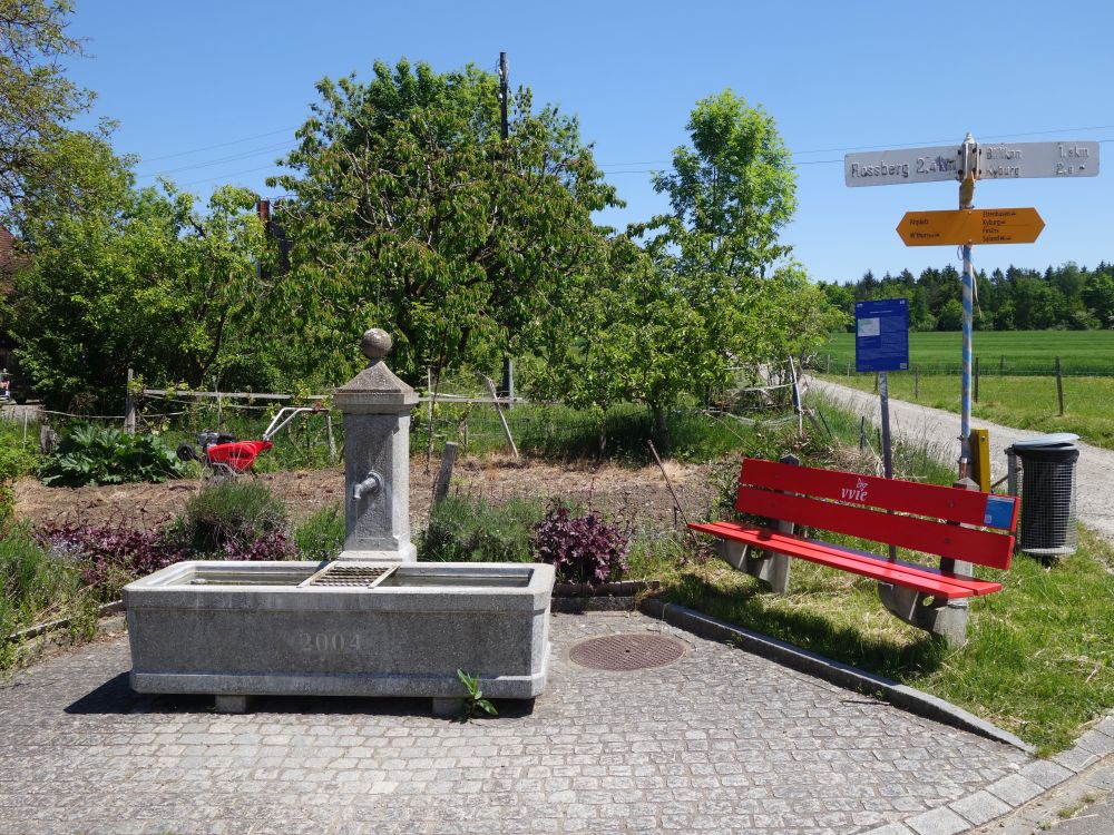 Dorfbrunnen mit Sitzbank