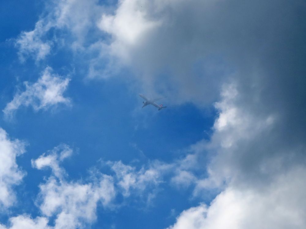 Flugzeug zwischen Wolken