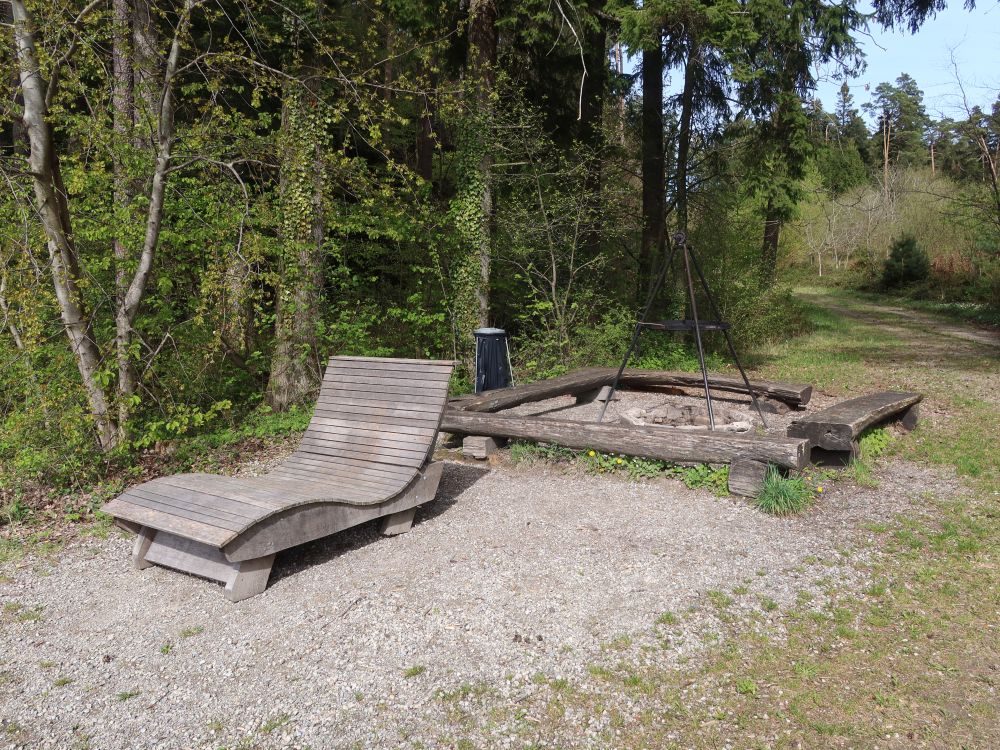 Waldsofa an Feuerstelle