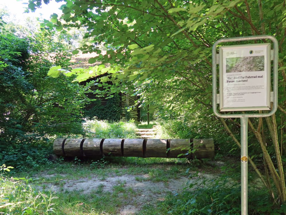 Fahrradständer und Infotafel