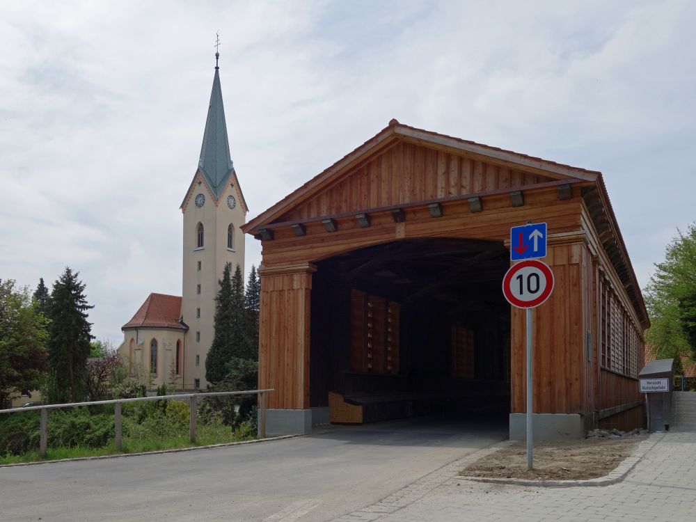 Kirche und Holzbrücke