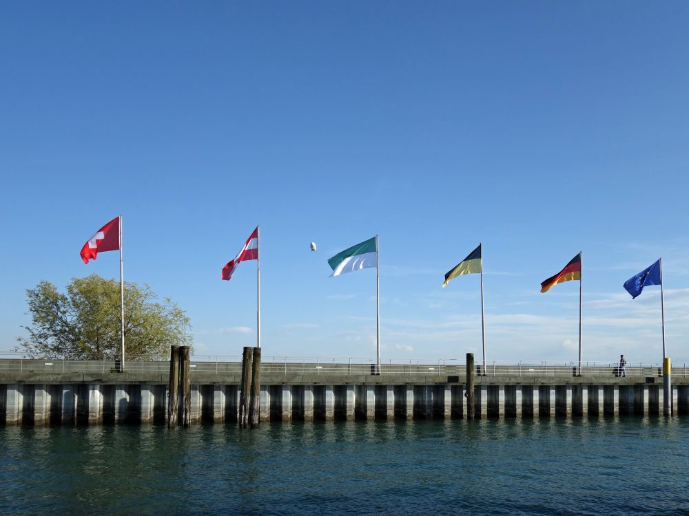 Flaggen am Hafen