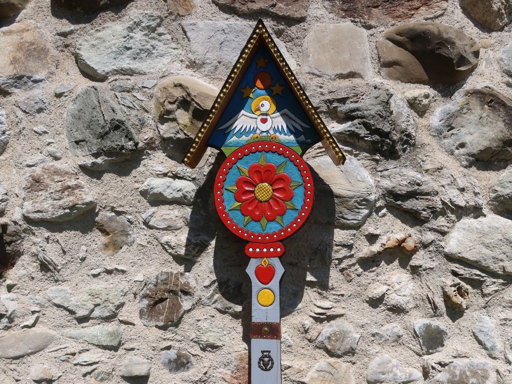 Skulptur an der Schlossmauer