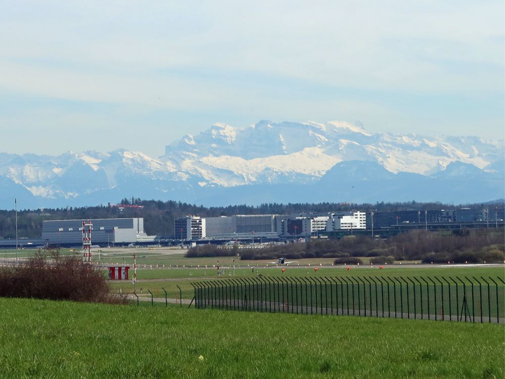 Glarner Alpen über Flughafengebäude