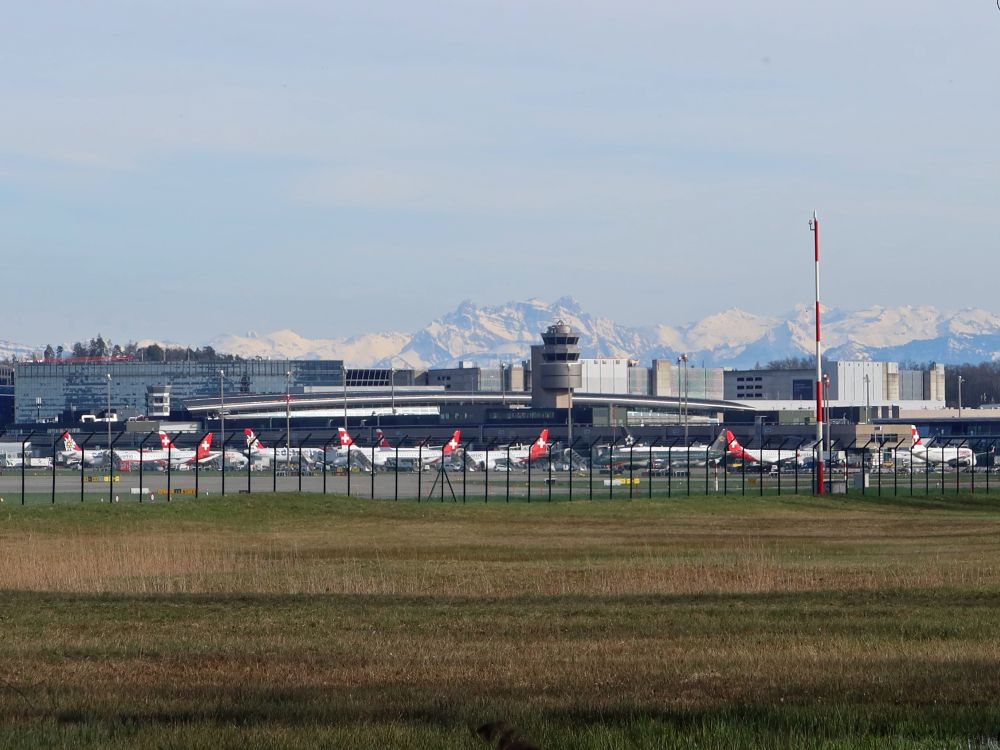 Flughafengebäude und Alpen