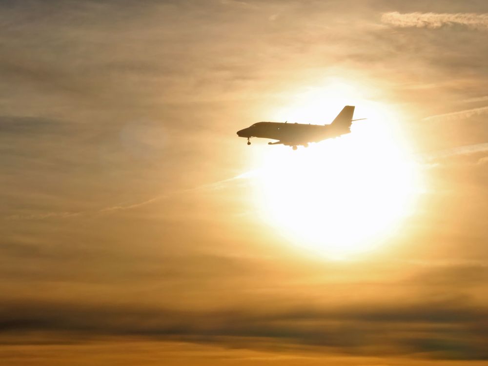 Flugzeug in der Sonne