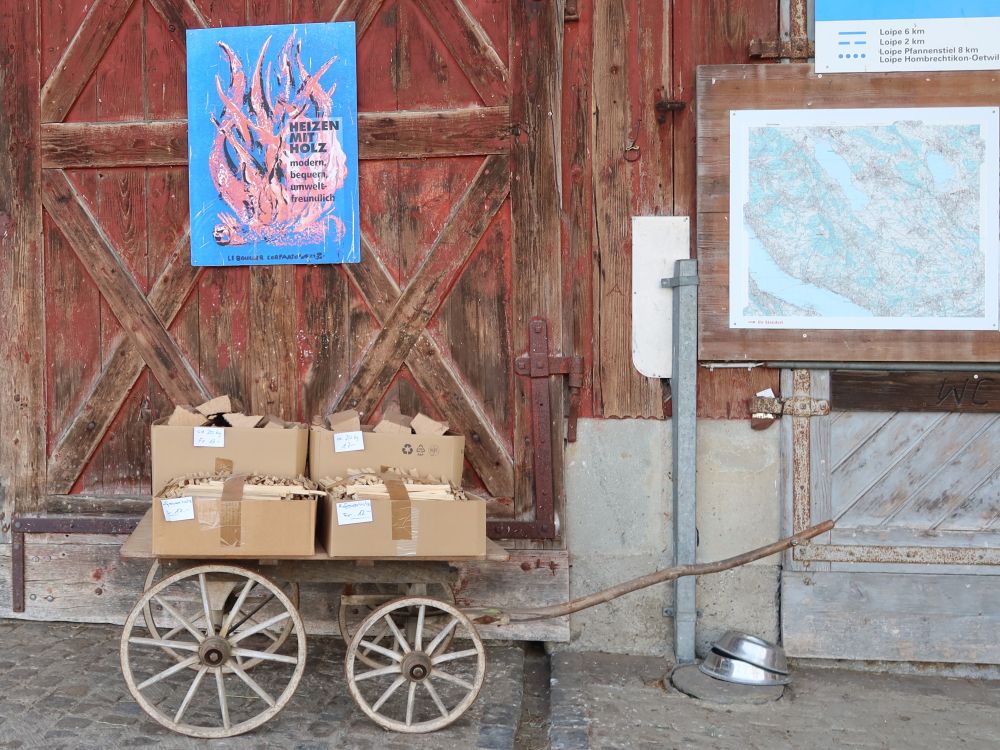 Brennholz im Leiterwagen