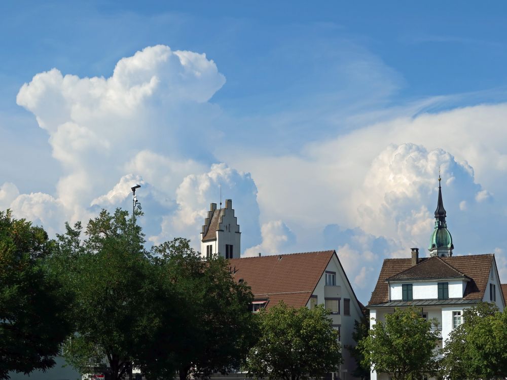 Kirchtum und Gewitterwolke