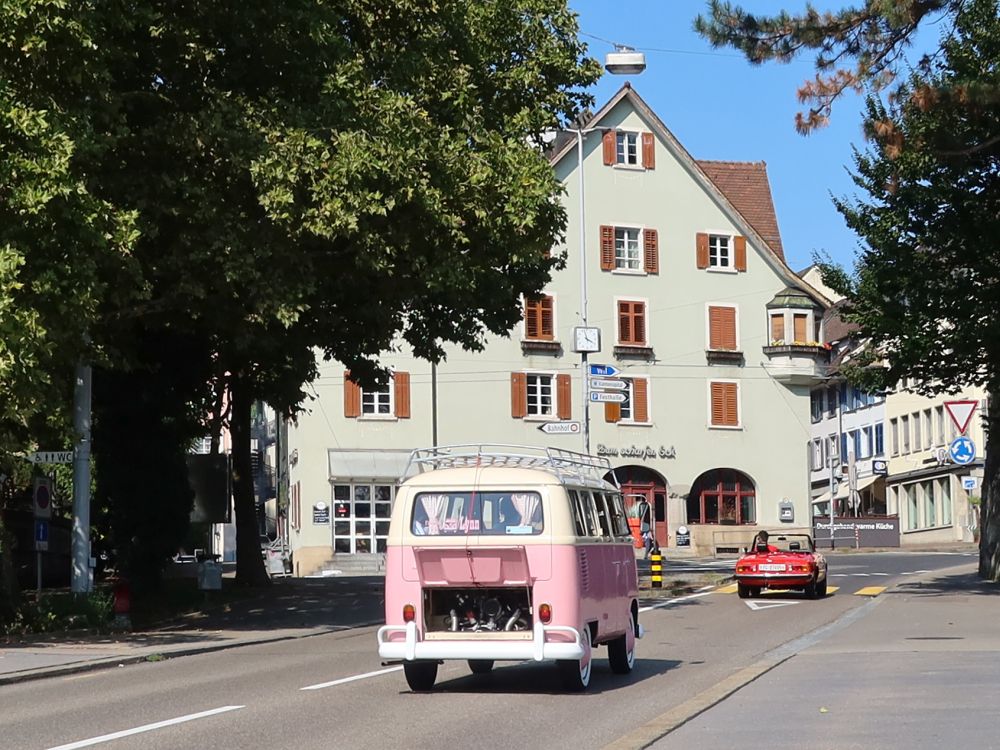 VW-Bus mit offener Heckklappe