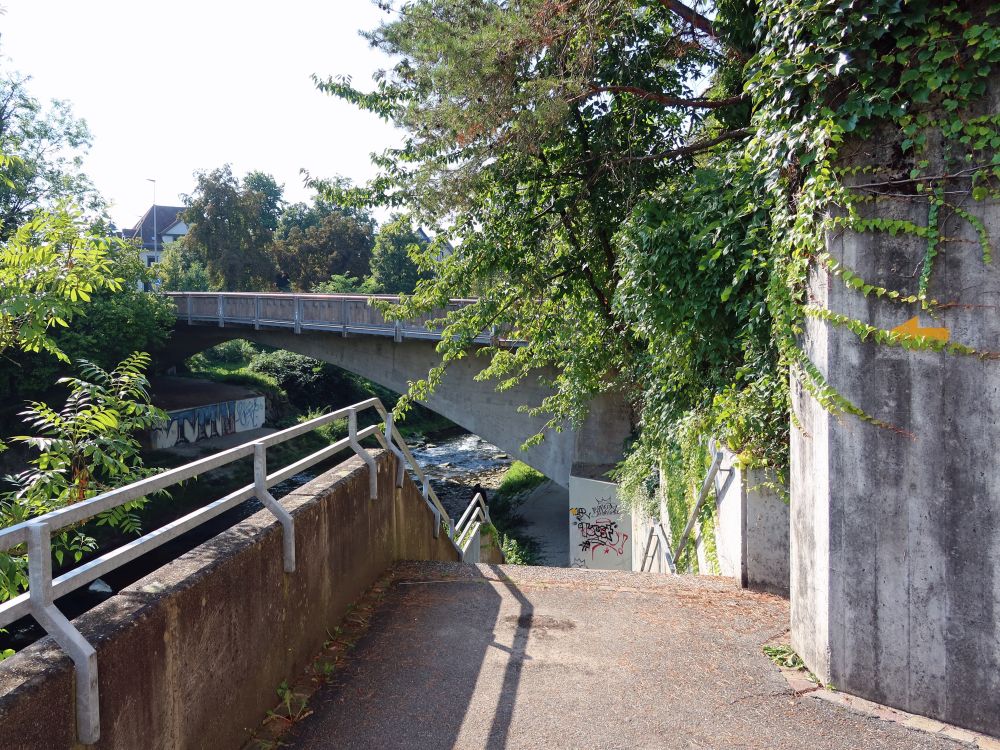 Treppe und Bahnhofbrücke