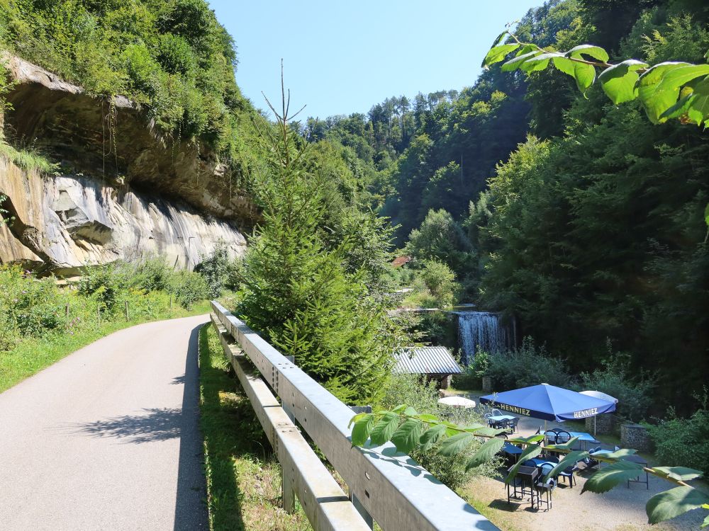 Felswand und Terrasse Rest. Trois Canards