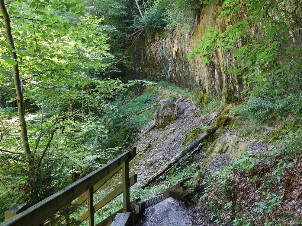 Treppe unter Felswand