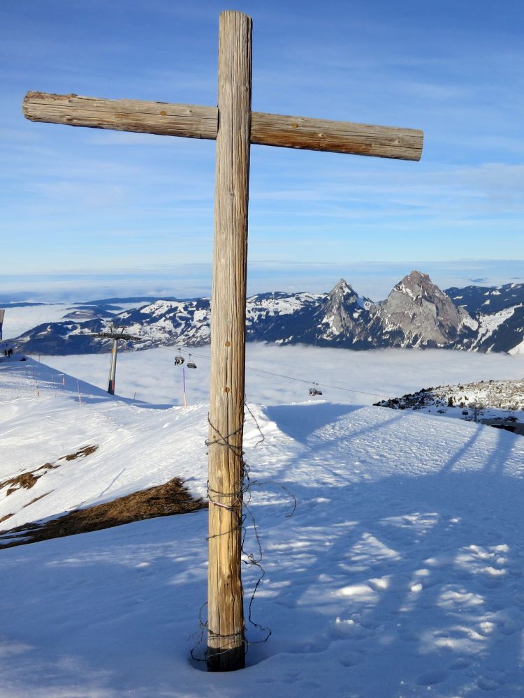 Gipfelkreuz Fronalpstock und Mythen