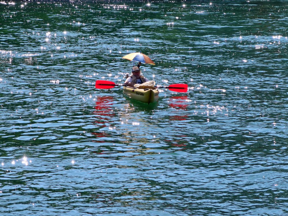 Schlauchboot mit Sonnenschirm