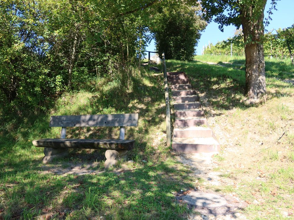 Sitzbank und Treppe