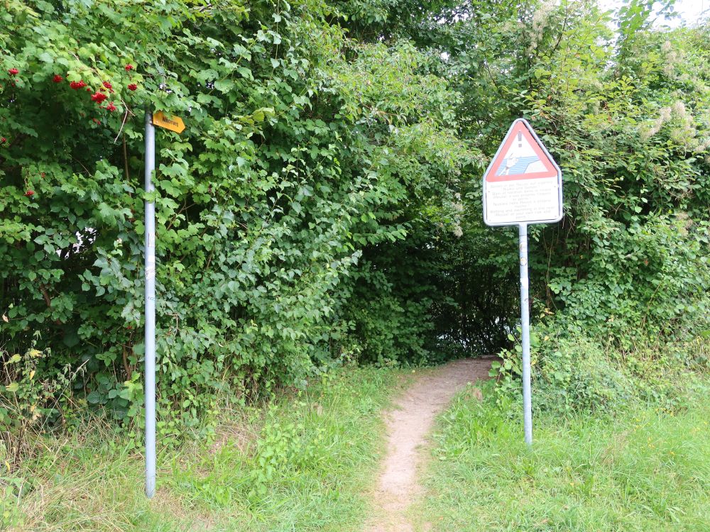 Warnschild am Uferweg