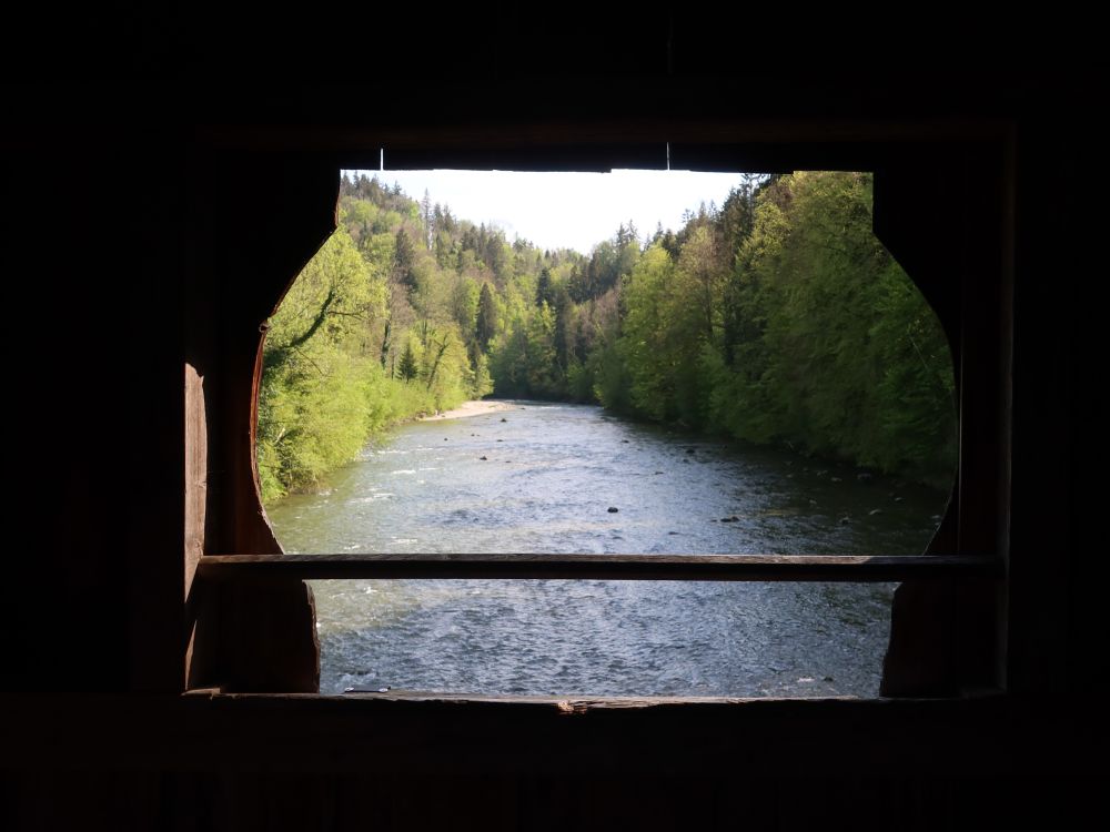 Sitter durch Brückenfenster