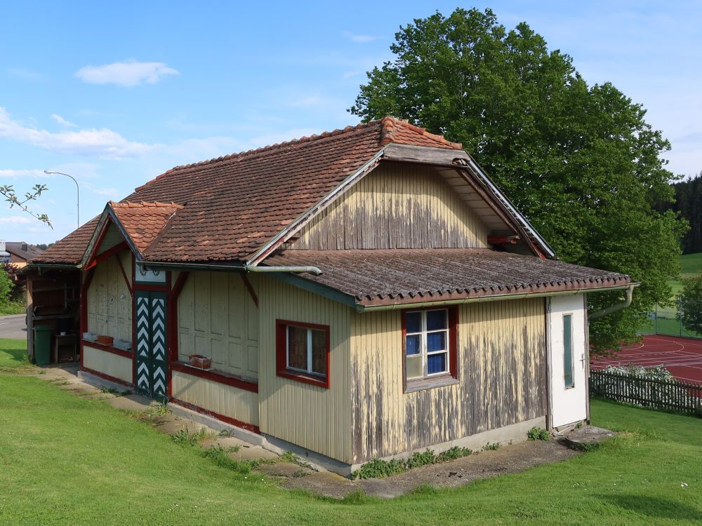 Holzhaus am Sportplatz