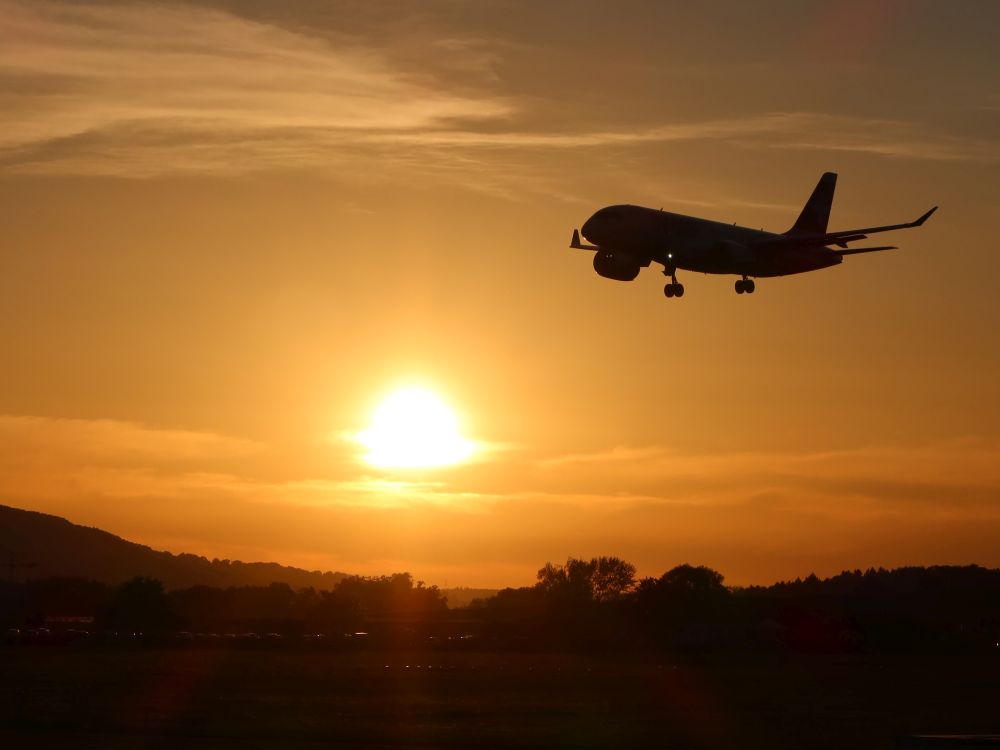 Flugzeug überm Sonnenball