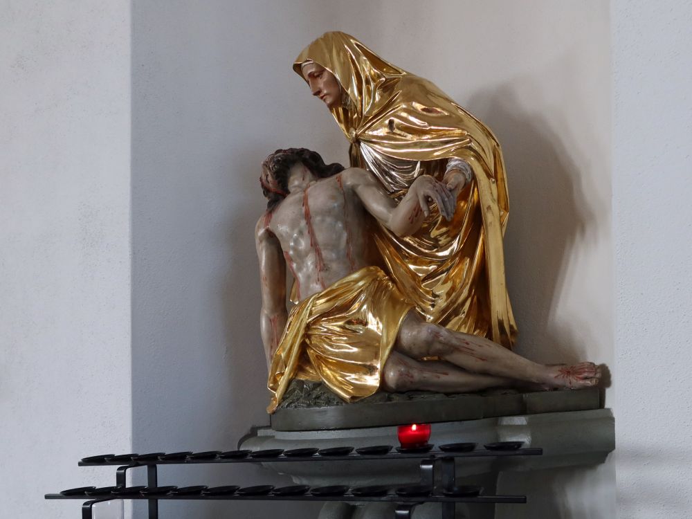 Heiligenfigur mit Kerze