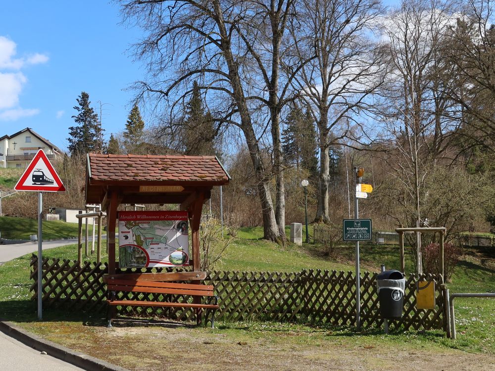 Infotafel und SItzbank