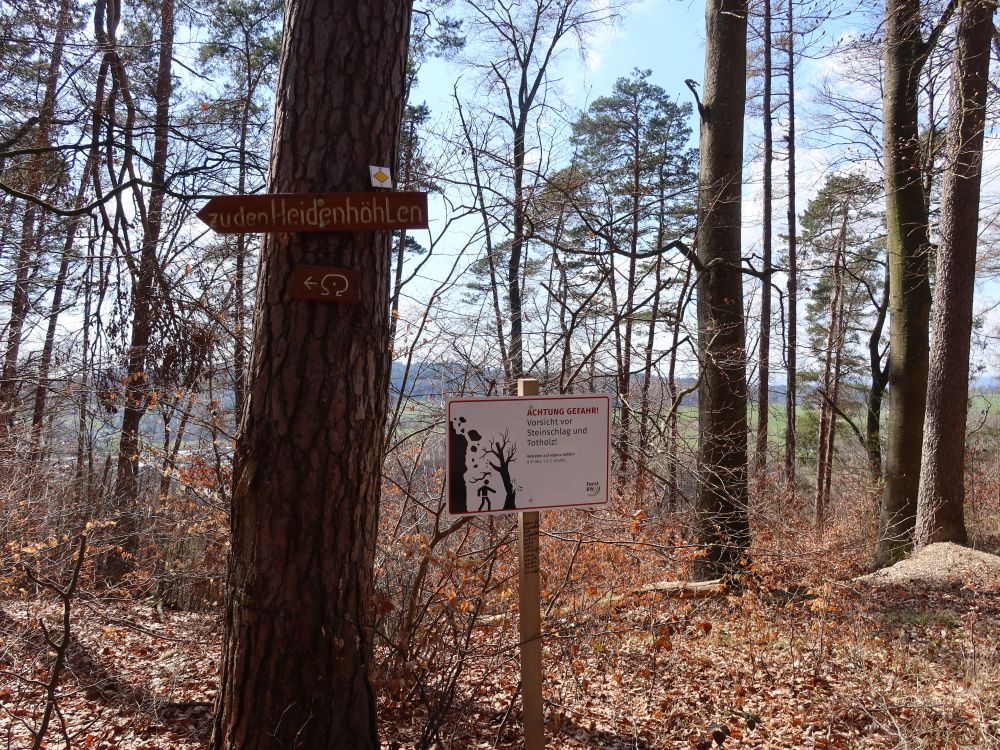 Wegweiser und Warntafel