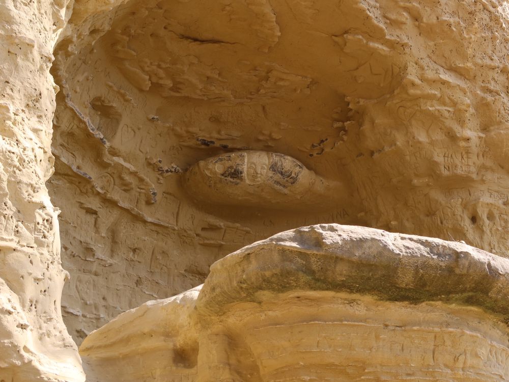 Kopf im Sandstein
