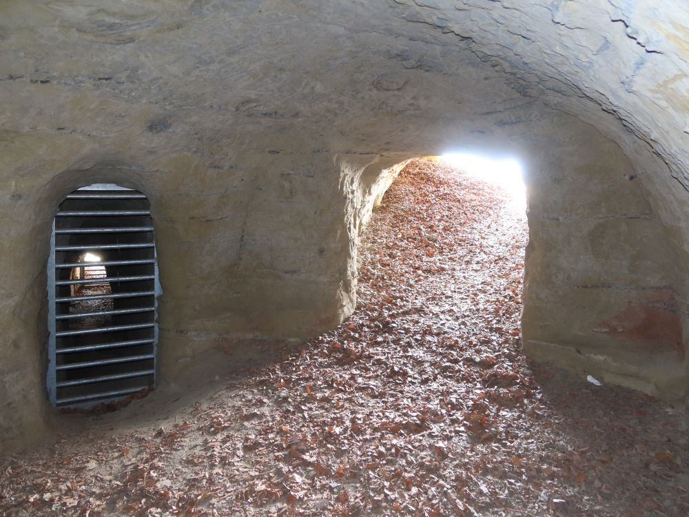 Eingang und verschlossener Durchgang