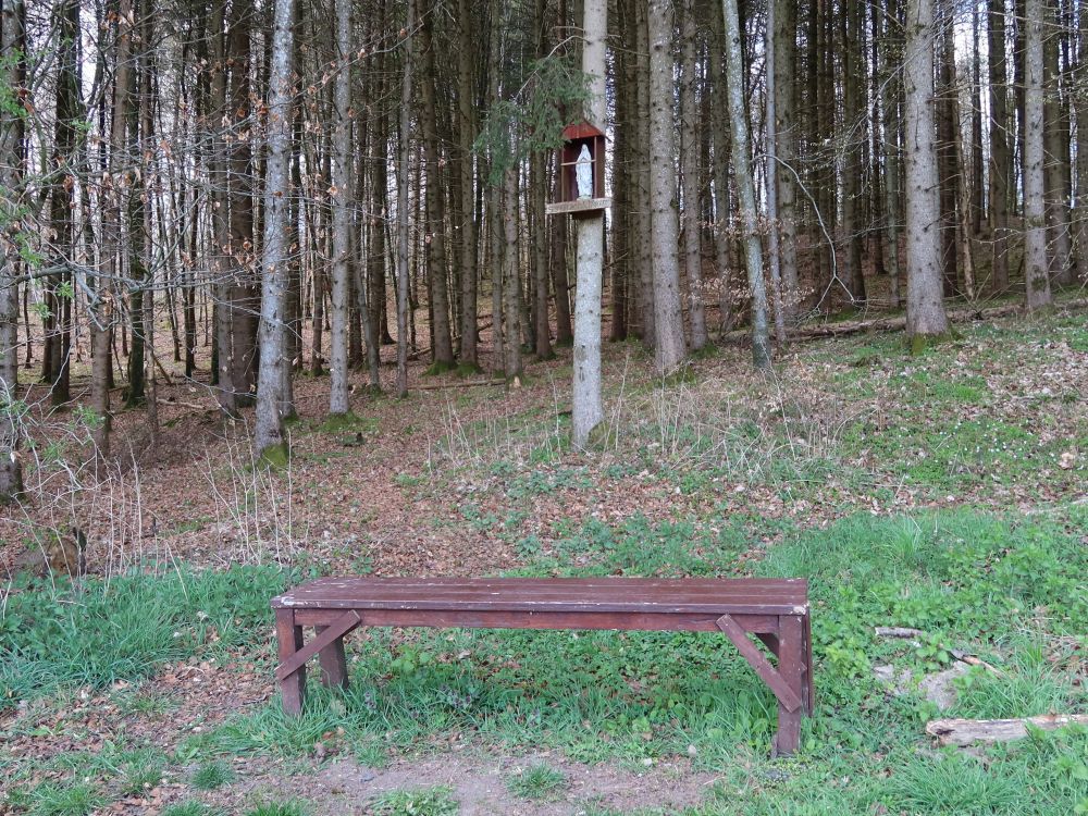 Sitzbank mit Madonna