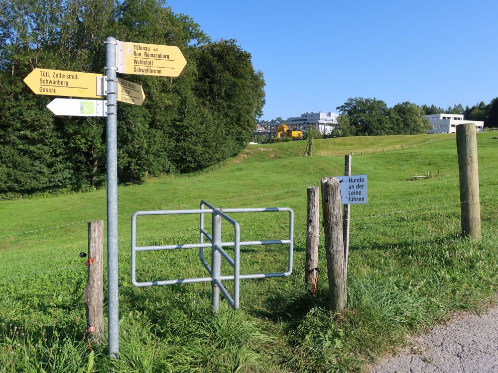 Wanderwegweiser und Drehkreuz