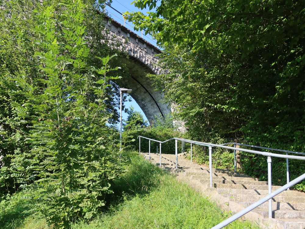 Treppe am Eisenbahnviadukt