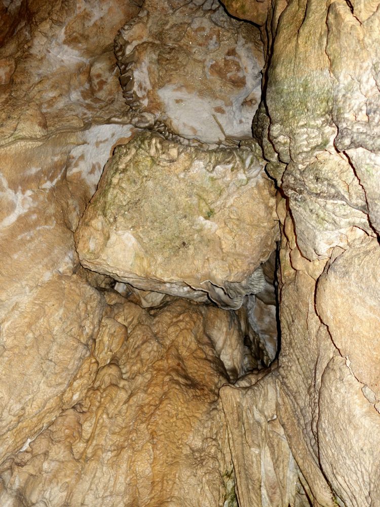 Kolbinger Höhle, hängender Stein
