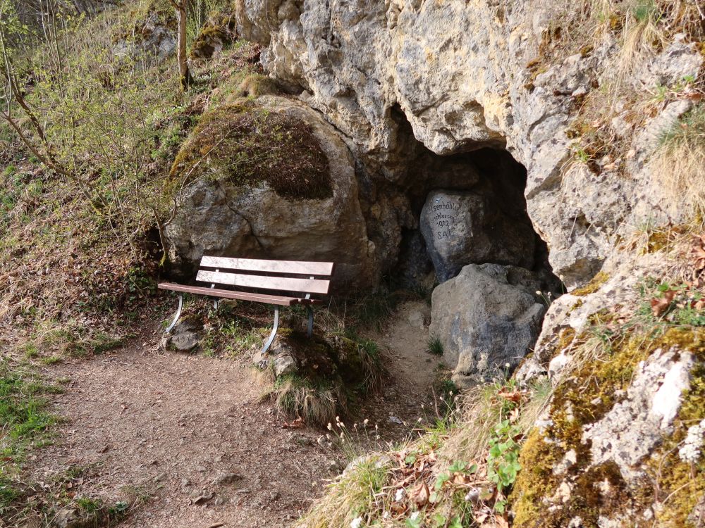 Sitzbank vor Mühlheimer Felsenhöhle