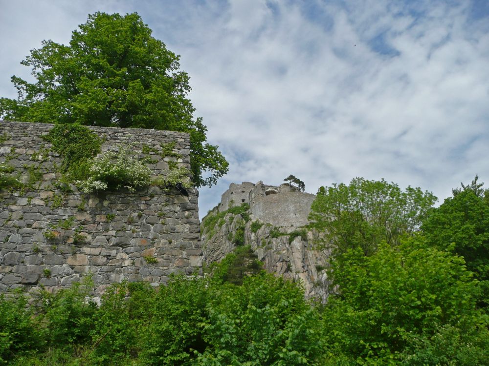 Festungsmauer und Ruine