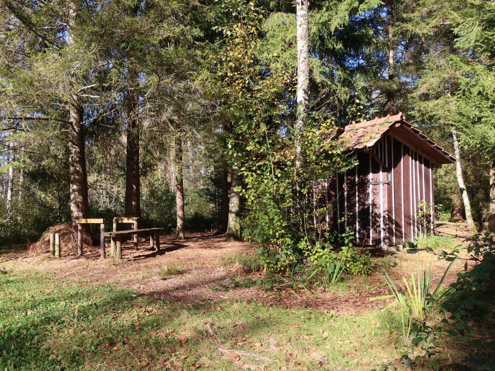 Hütte mit demontierter Sitzgruppe