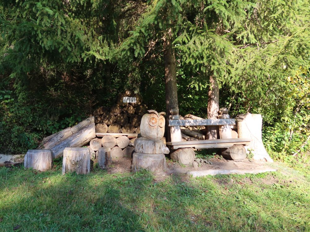Sitzbank mit Eule