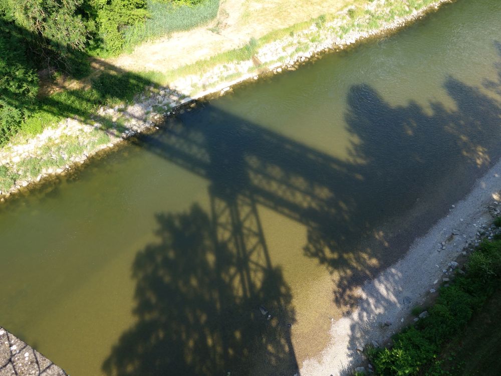 Schatten der Eisenbahnbrücke