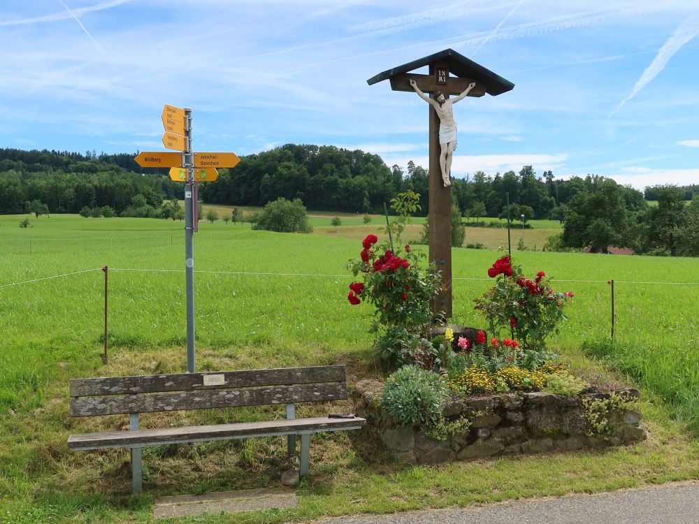 Wanderwegweiser und Wegkreuz