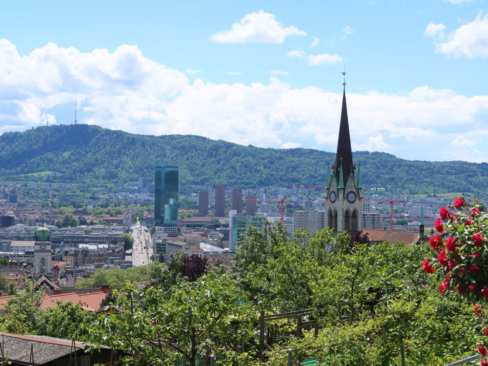 Uetliberg (li) und Kirche Wipkingen (re)