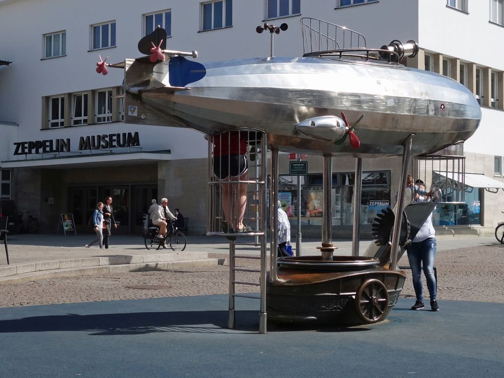 Zeppelin vor Zeppelinmuseum