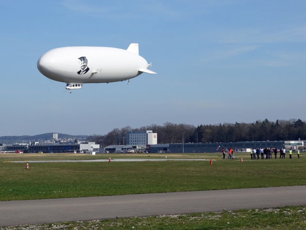 Zeppelin vor der Landung
