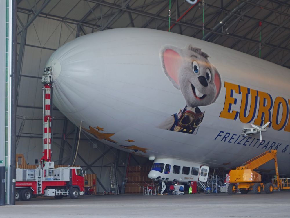 Zeppelin im Hangar