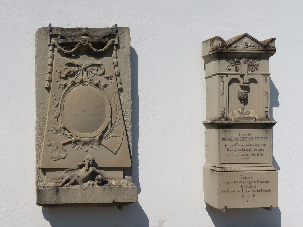 Grabsteine an der Kirchenwand