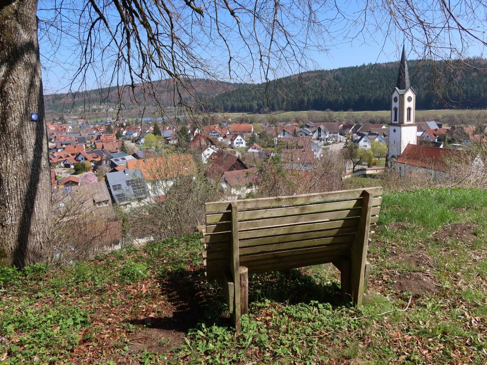 Sitzbank über Kirchen