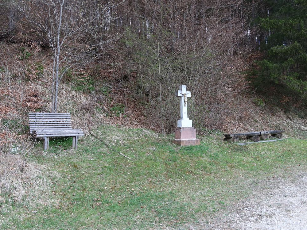 Waldsofa und Wegkreuz